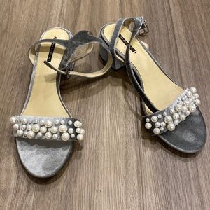 Gray velvet Zara sandals with small block heel and pearls